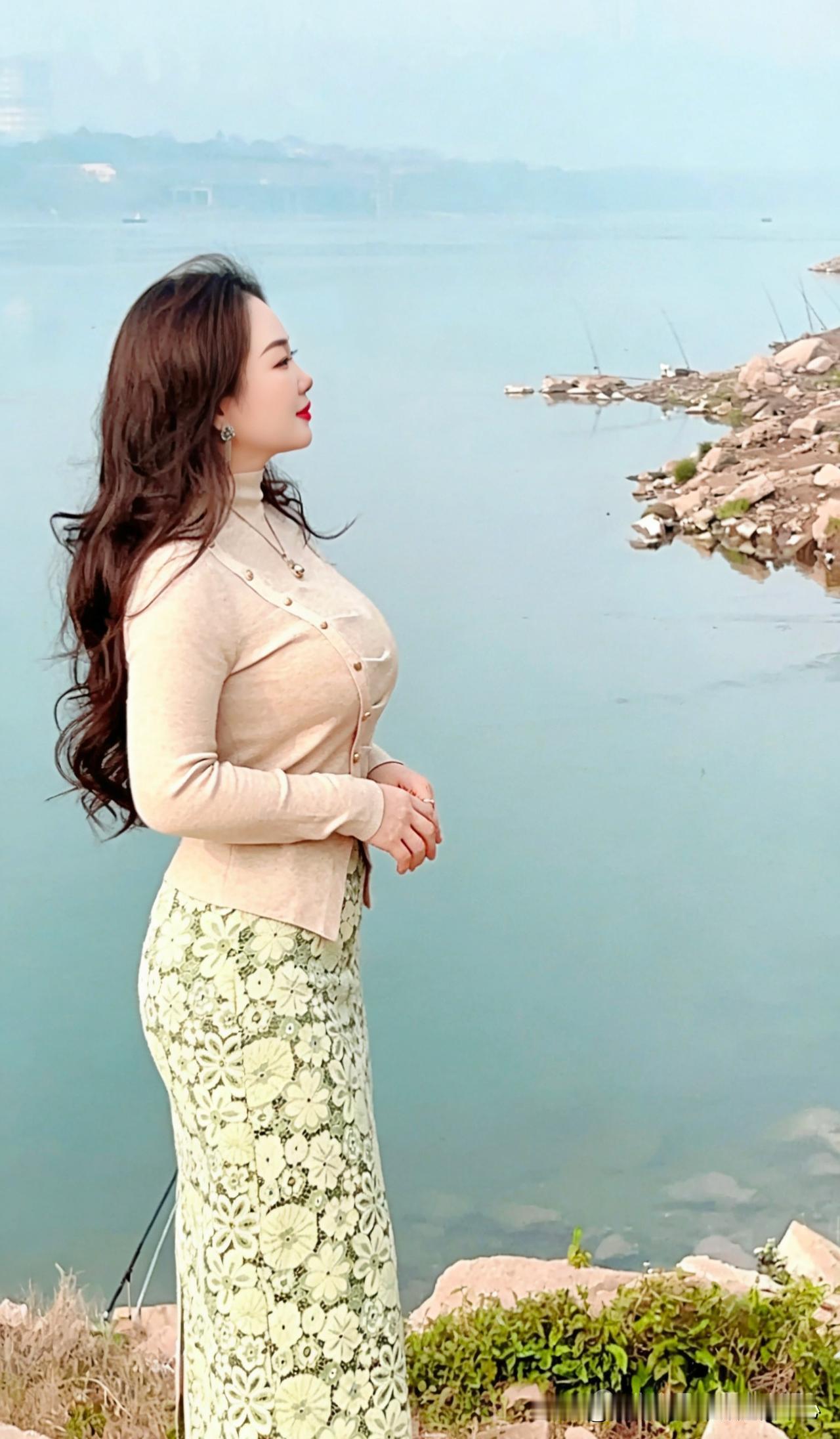 气质穿搭怎么穿才恰到好处?微胖女人耐看型旺夫女人随拍日常穿搭灵感自然风光下的美照