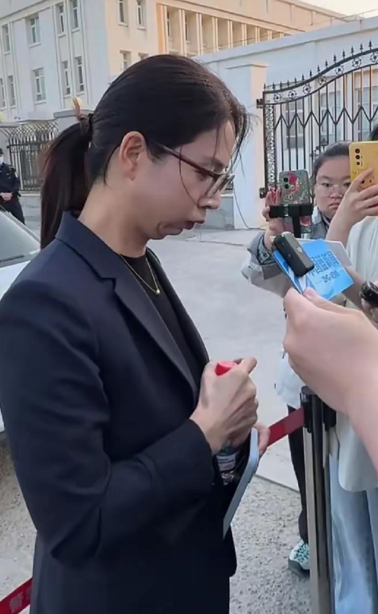 这侧脸，真的服了…
那老头也是脑子昏了！
这侧脸看着跟冯巩有点亲戚吧？这老板的口