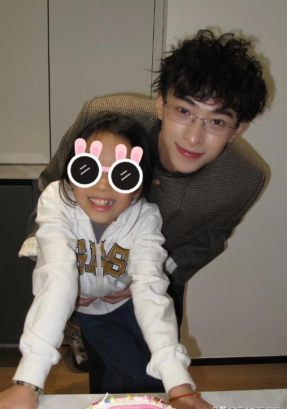 “重组家庭”的标签，一度是舆论场里最尖刻的匕首。
可偏偏，有人能将它活成“双倍