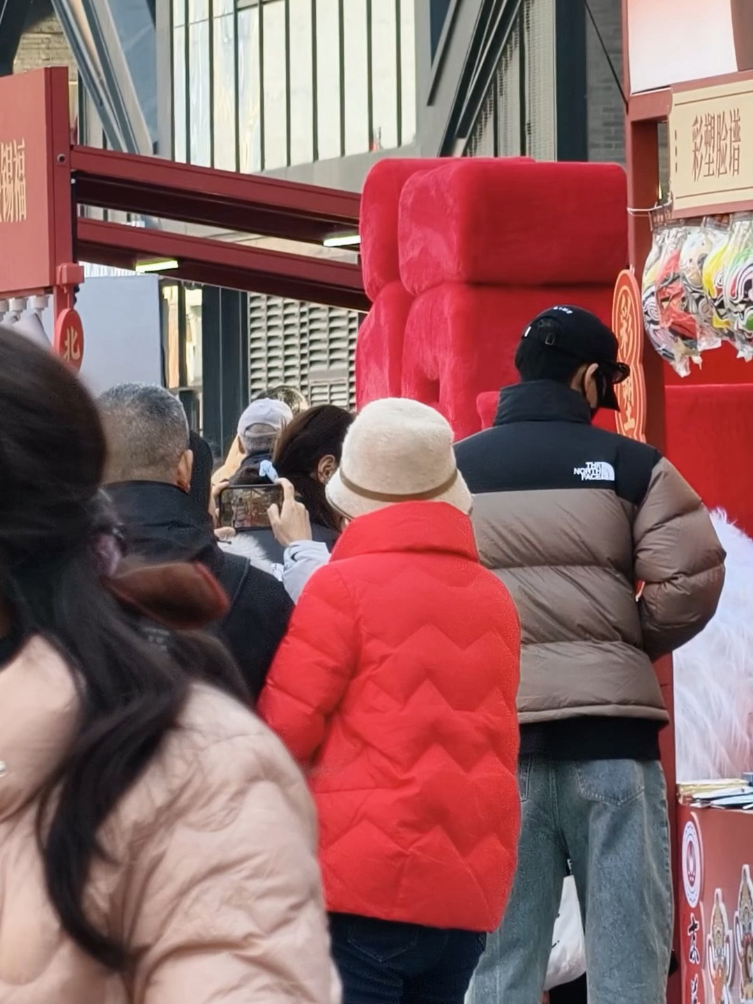 逛街买年货吗北京偶遇李昀锐北京偶遇李昀锐逛集市