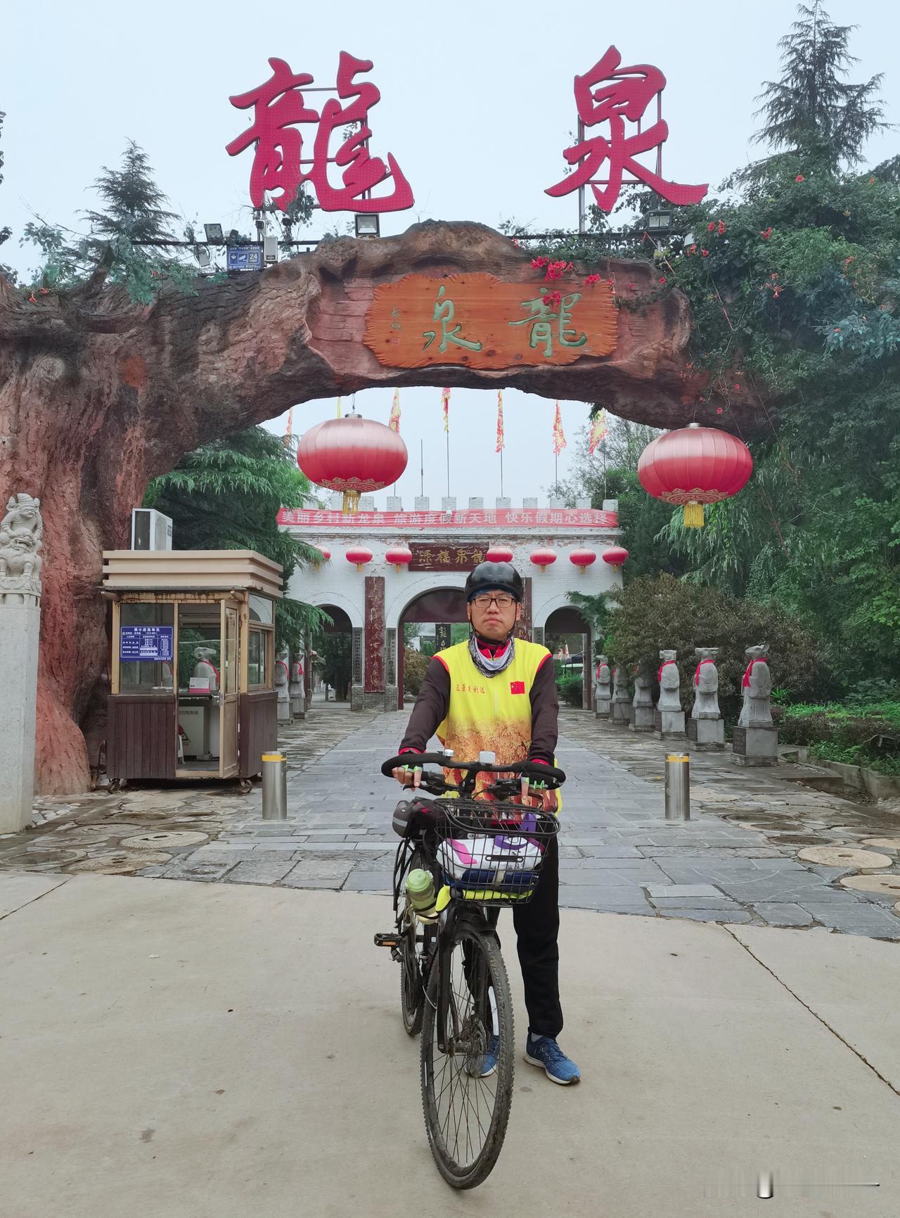 骑行在中秋的乡村
今日中秋，早上阴冷浓雾，看来昨天的阴雨还留有尾巴。骑行不能停，