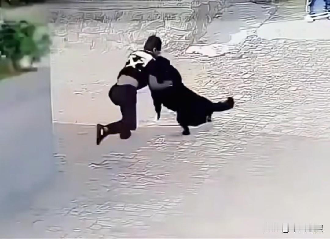 一名男子正正常走在马路上，突然窜出一条没拴绳的恶狗，直扑上来撕咬他。好在男子年轻