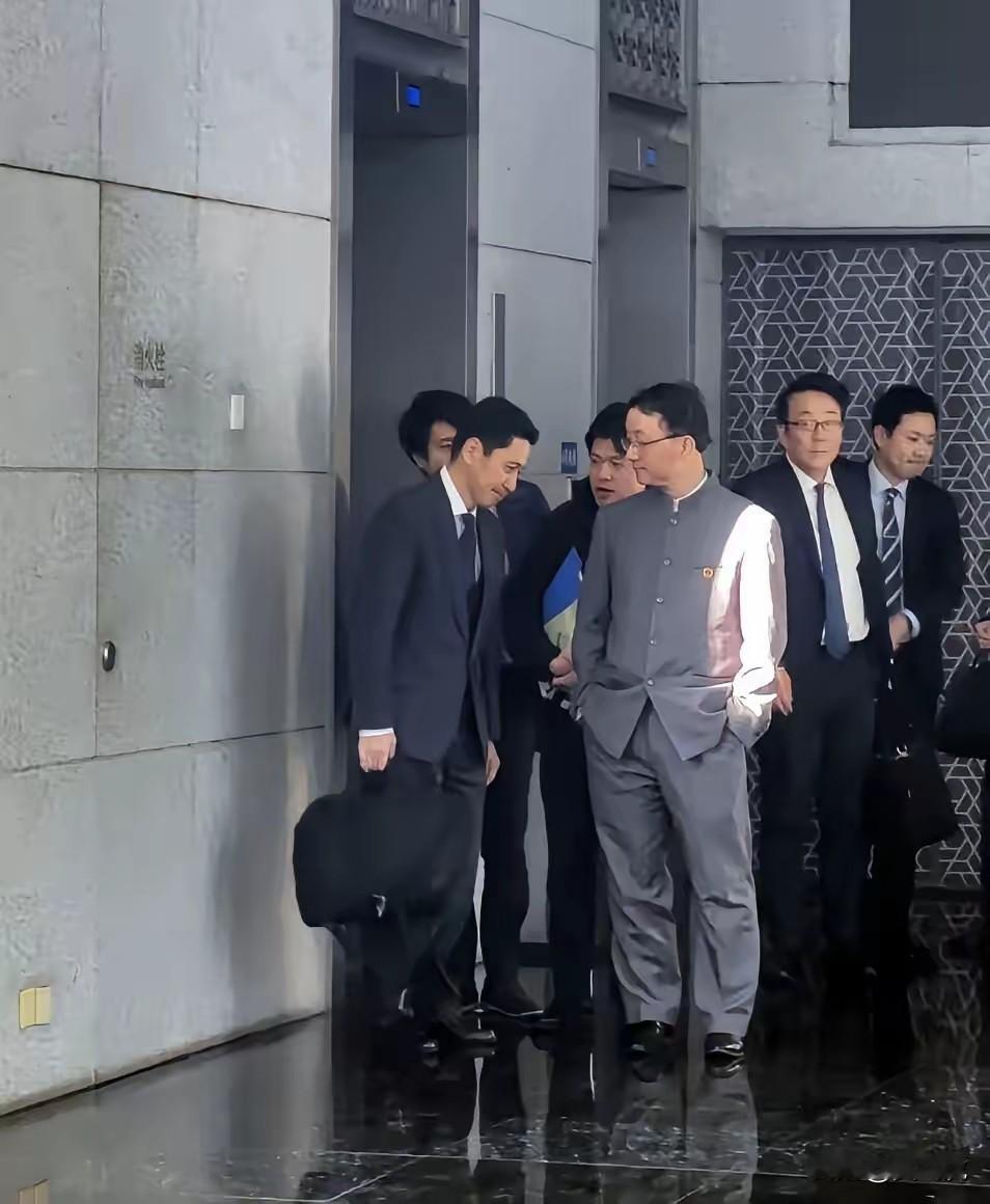 这两张照片最近很火
这西装，来自欧洲
这“五四装”，来自哪里呢？[灵光一闪]