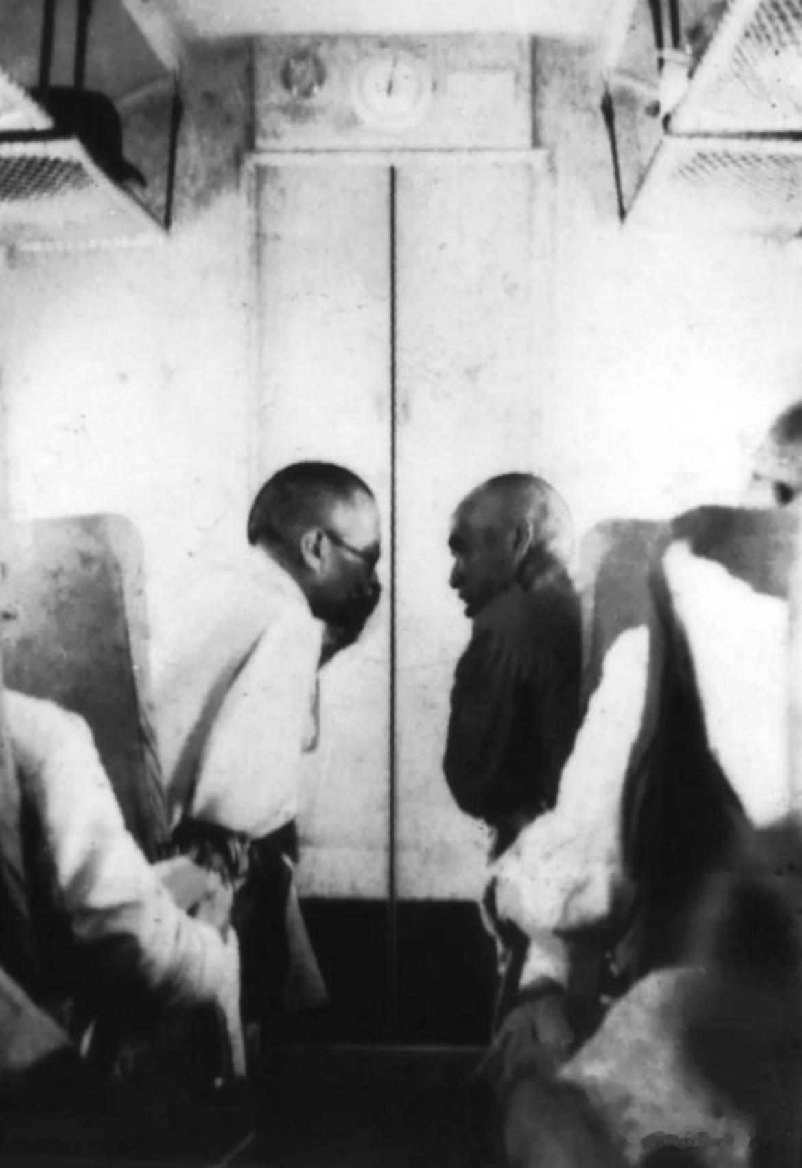 1937年7月7日卢沟桥事变后，全国抗战形势紧迫。蒋介石电邀中共中央领导人赴南京