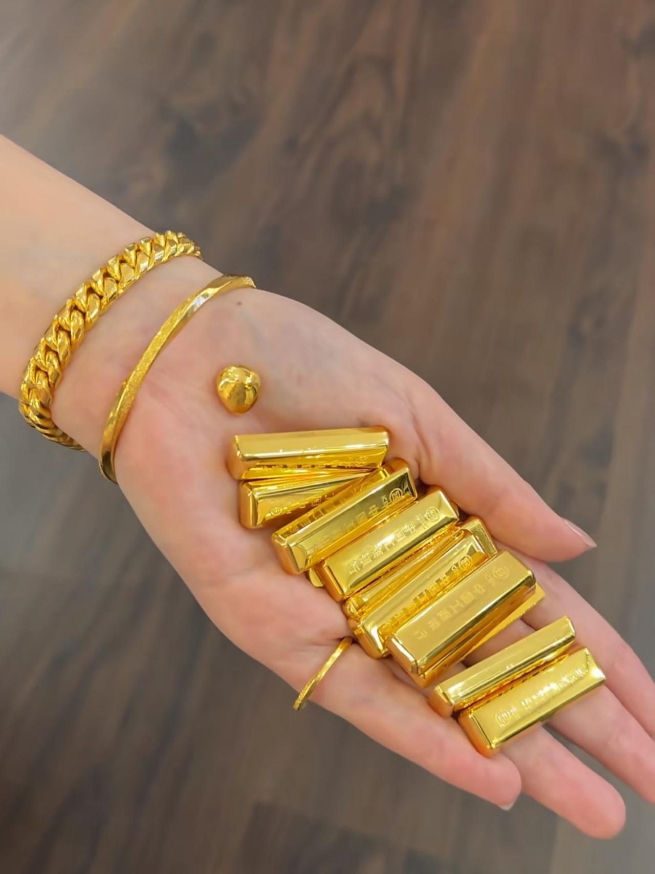 昨天买黄金的人，
现在估计大腿都快拍肿了，
昨天金价1067/克，以为稳住了会接