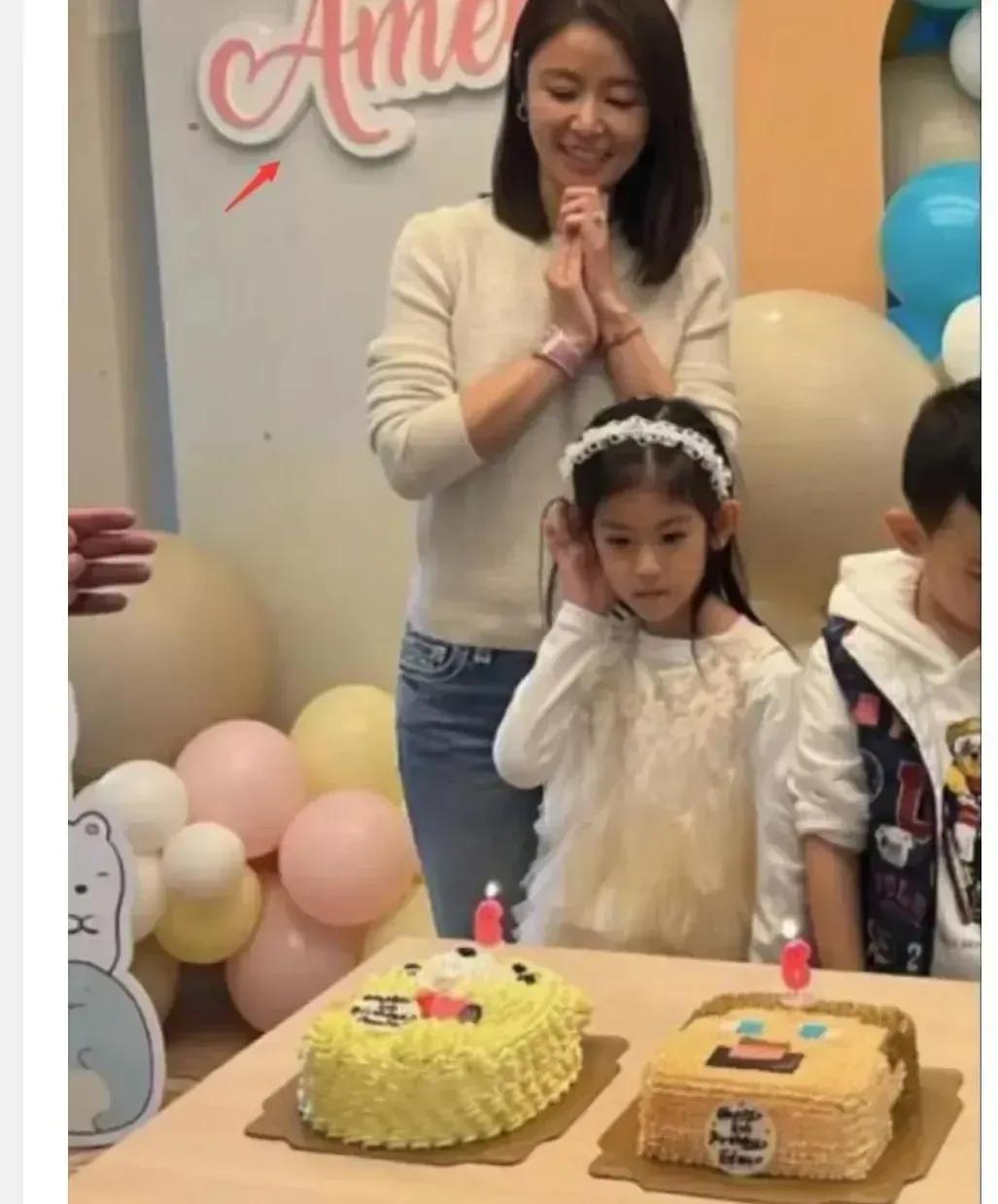 林心如的女儿小海豚越长越像小霍了，不仅眼神像，脸型像，耳朵像，鼻子像，就连表情都