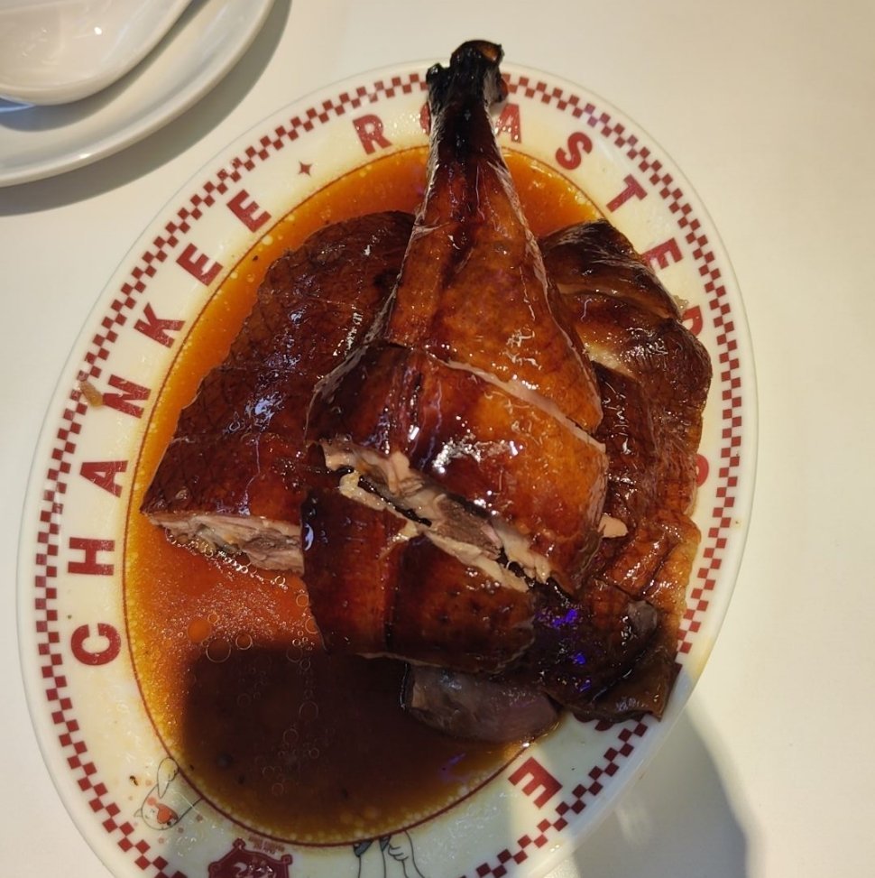 这份烧鹅皮脆肉厚，倒是深得我心。不过沪币要148，吃着肉疼了都[裂开] 在芳村吃