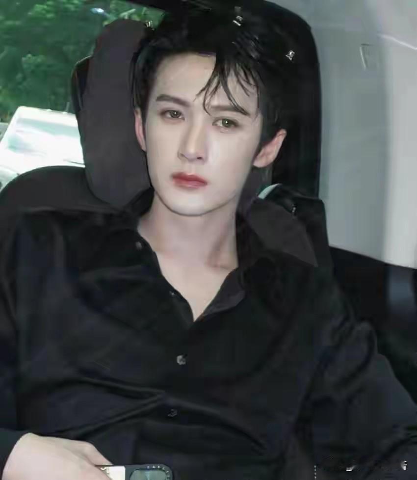 发现没有
真正的帅气和超高的演技这才是强项。
檀健次，身高不算短板。
身材比例绝