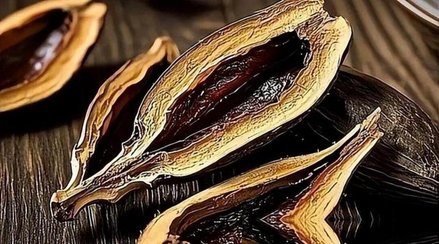 假如你平时当做零食嚼的东西，吐出来能直接把塑料腐蚀出一个大坑，你还敢往嘴里塞吗？
