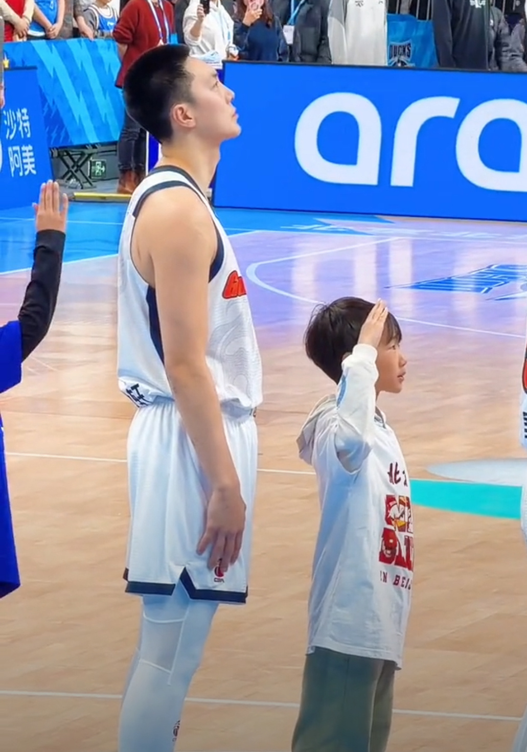 胡明轩北京男篮vs广东男篮cba新年大战 胡明轩赛前入场仪式手牵手的小朋友是糊糊