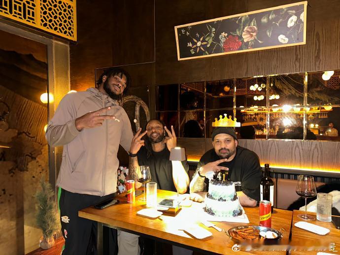 生日快乐~~~今天是辽宁男篮训练师华莱士41岁的生日！奥利弗、威尔斯、莫兰德共同