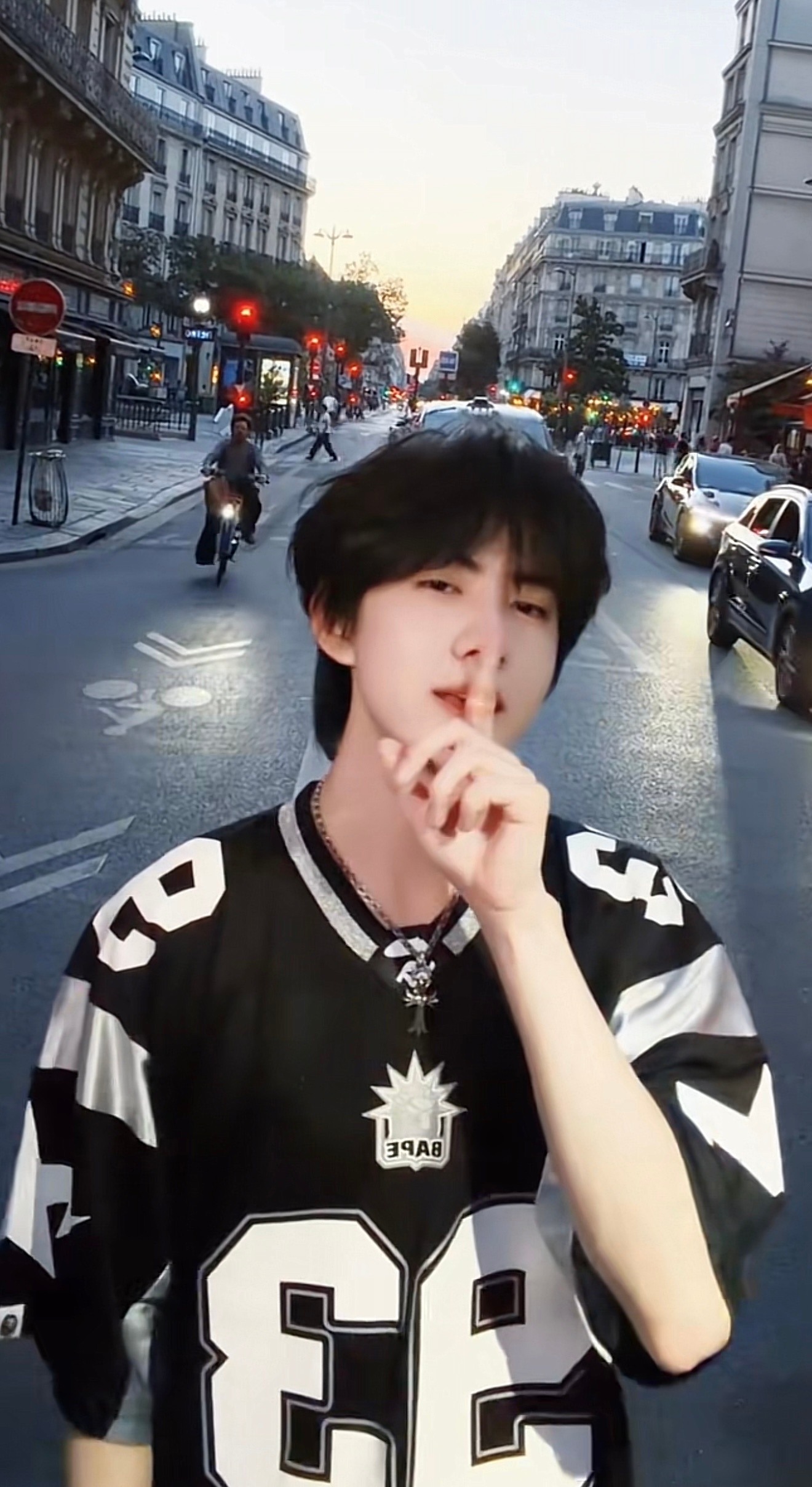刘铮最近🫘营业非常积极啊，咋站在马路中央呢 
