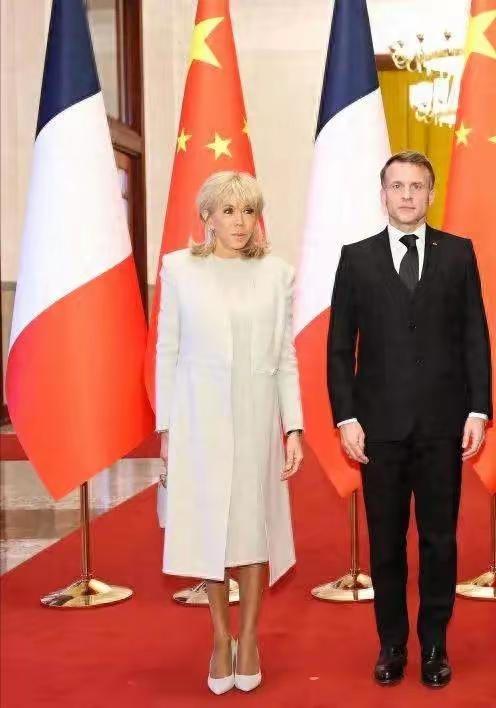 四十岁也要遵从内心的活法，布里吉特是与众不同的女性。当她有老公有孩子的时候，在错