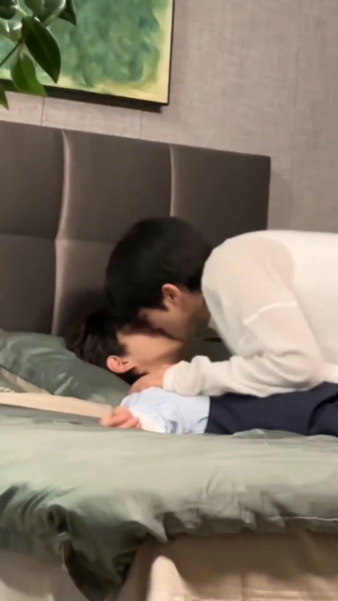 ⭐ 某某跟某某某亲的浑然忘我了第一遍导演喊卡都没有听到继续按着某某某亲 