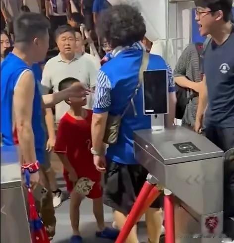 申花球迷找孩子麻烦？若真如此，他们不配做球迷
京沪大战后，突然发生一则新闻:几个