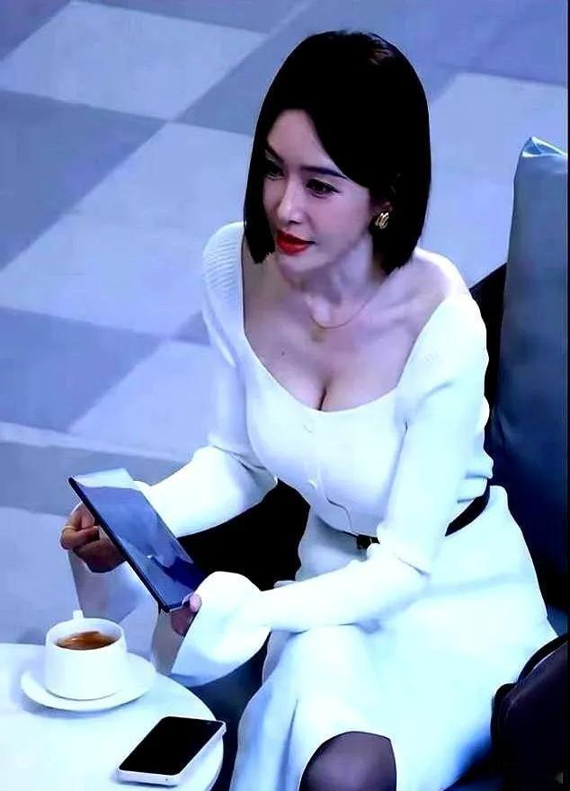 秦岚一句话，戳破了多少中年女演员的窗户纸她说自己快40了，谁还愿意看一个中年女人