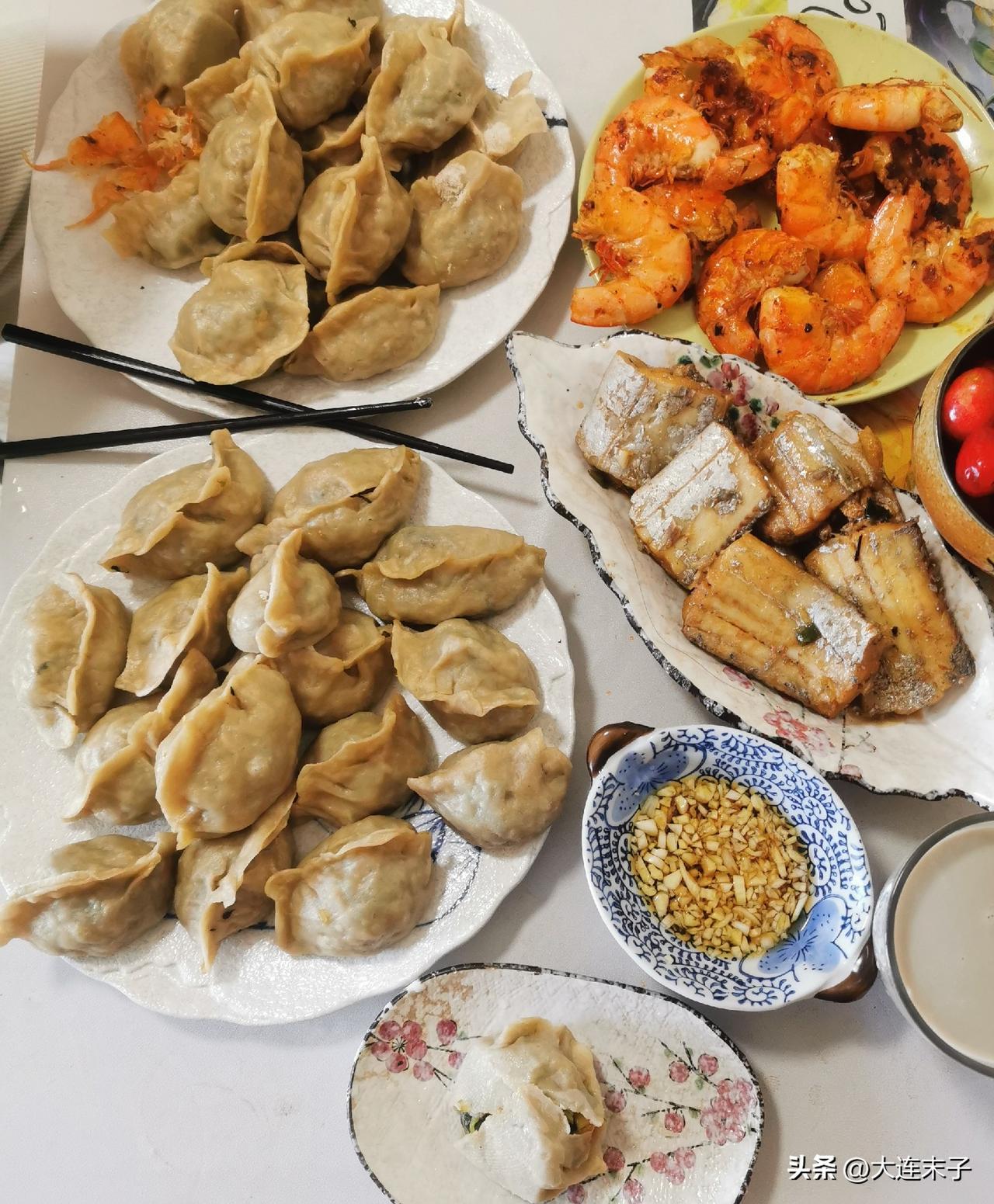 在刘家桥农贸市场看见卖萝卜缨子，干干净净，翠绿翠绿的。

我立刻花5块钱买两斤包