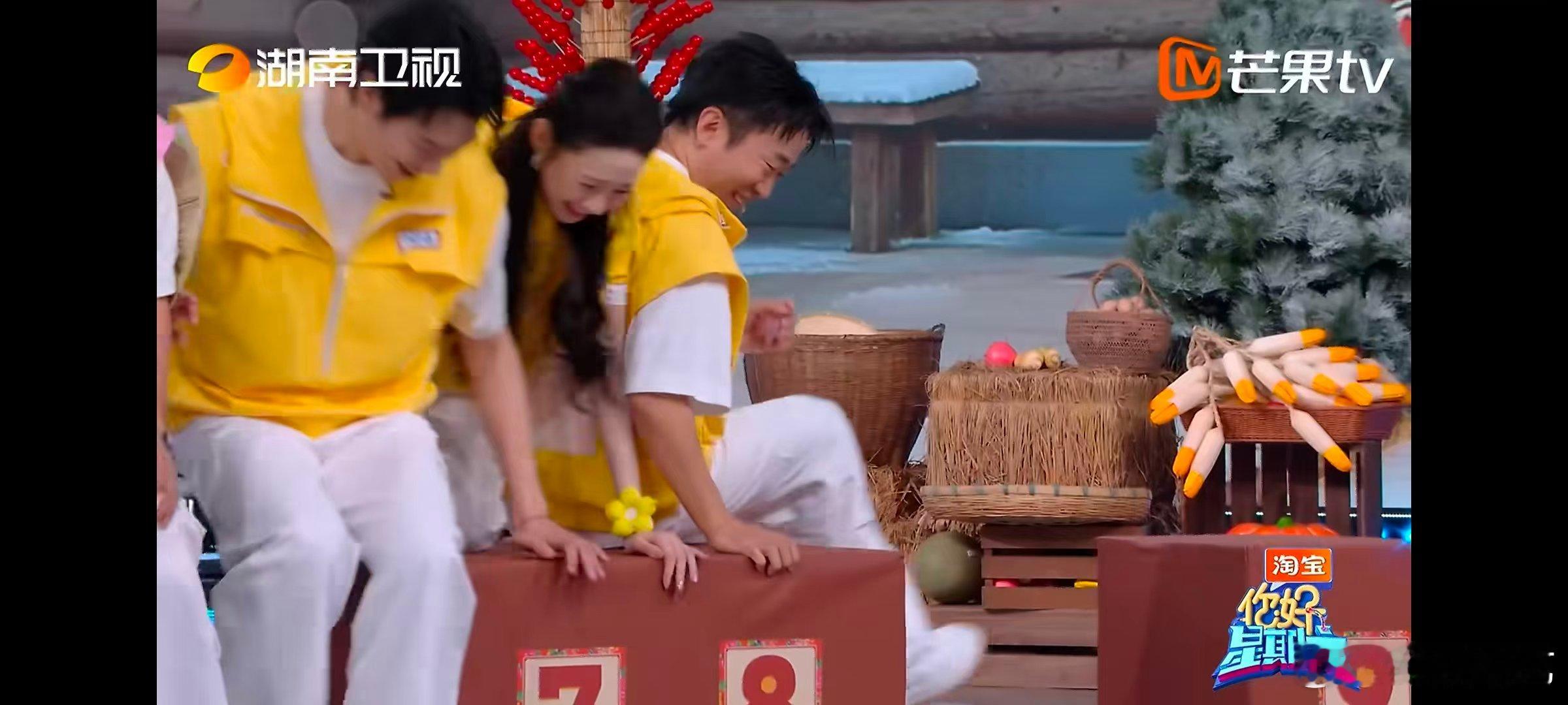 张艺凡三个人的世界太拥挤 你好星期六张艺凡在夹缝中努力求生，还是没能挤进三个人的