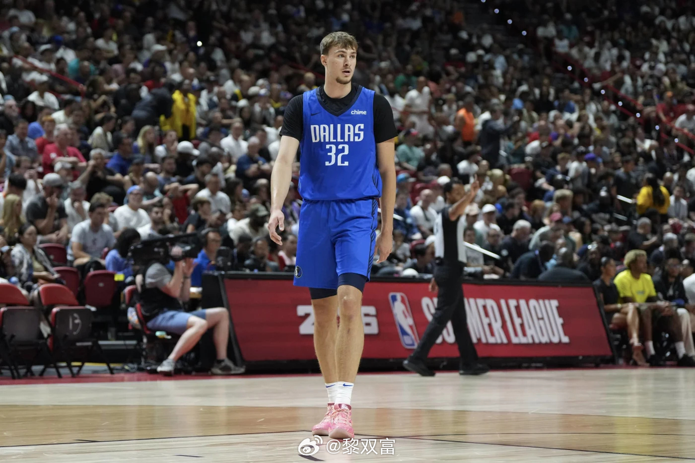 状元郎弗拉格通过NBA2K26模拟训练，找跟欧文和浓眉一起打球的感觉。 ​​​