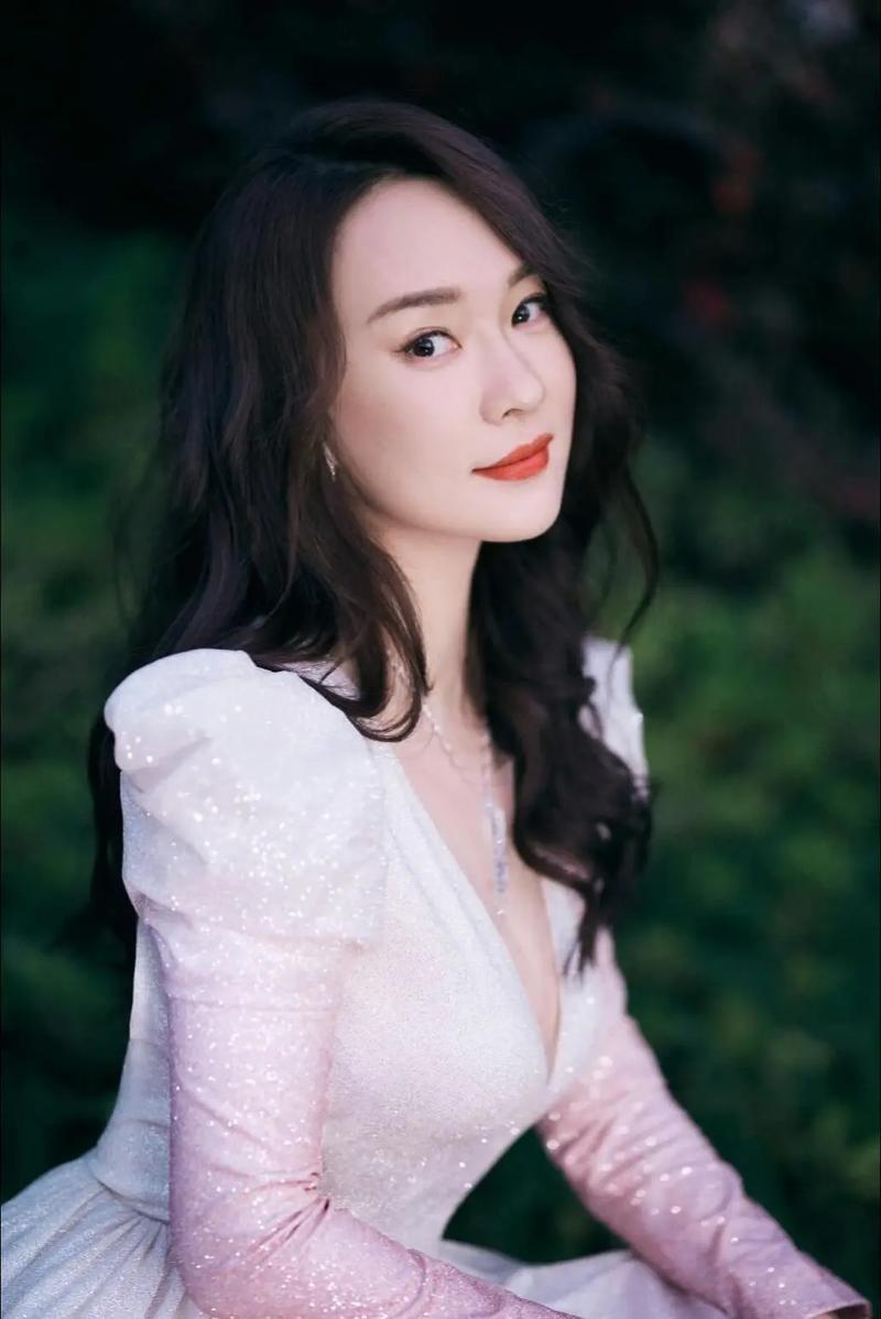 霍思燕近年慢慢淡出演艺圈，告别影视荧幕，全身心深耕训犬领域。她考取专业牵犬师与国