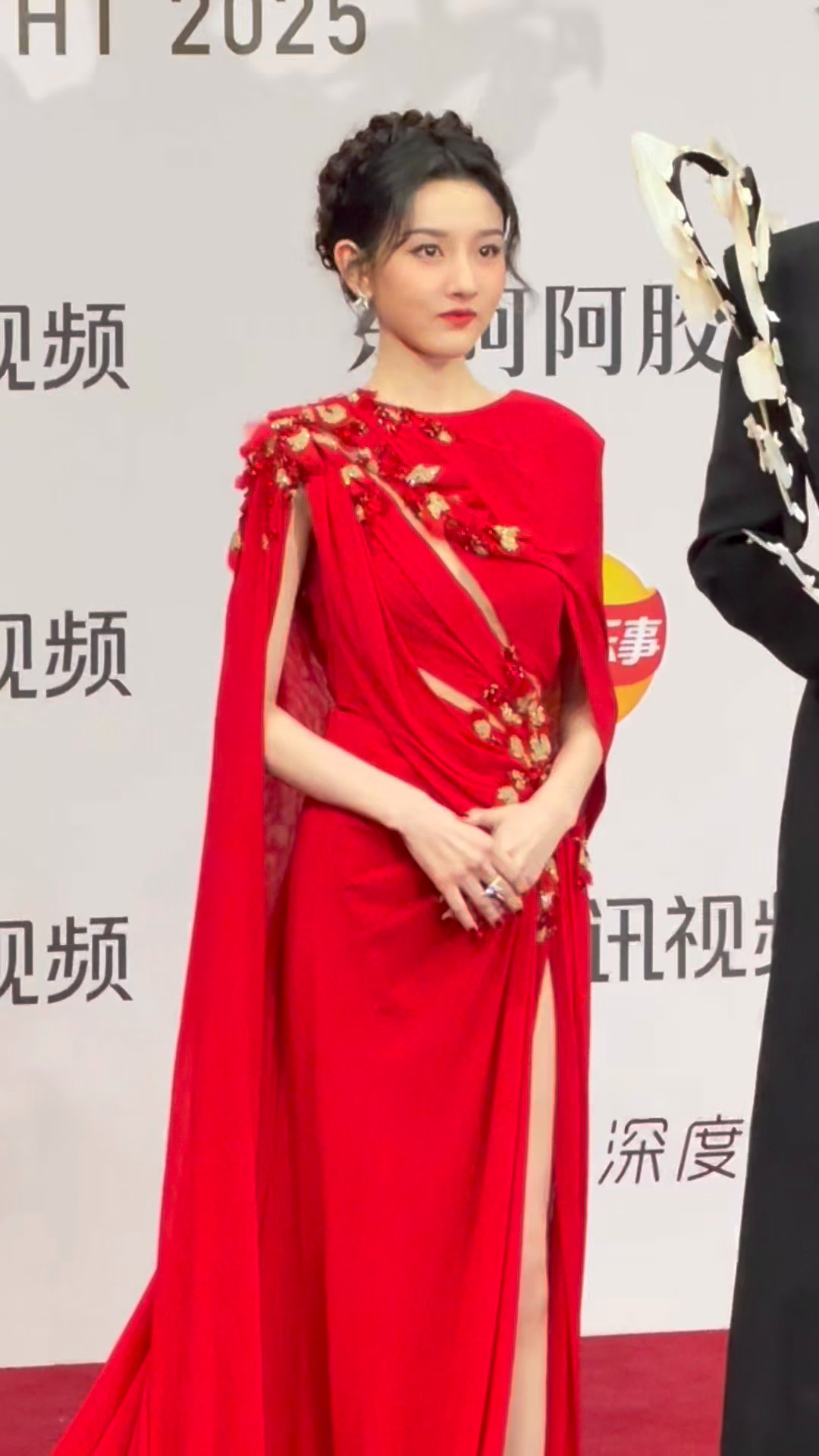 好可爱啊祖儿萌萌的宋祖儿 红衣小乔星光大赏红毯