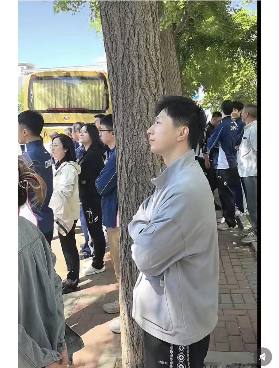 国乒今天出发伦敦世界锦标赛！马龙也来送国乒战士们出征！龙队眼神里，满满都是对国乒
