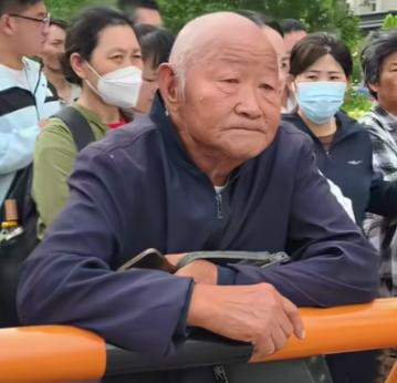 “破防了！”山东成武，77岁爷爷高考考场外等候。孙子3岁起失去妈妈，爷爷独自将他