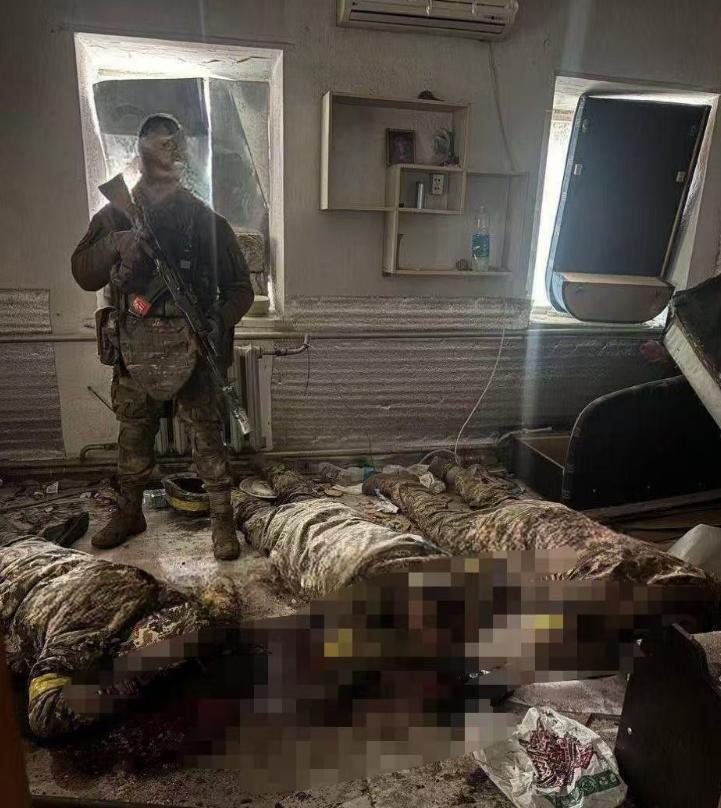 乌军守军死不投降，俄军这次也是杀红眼了！不仅当场射杀3名俘虏，并且全是爆头击杀！