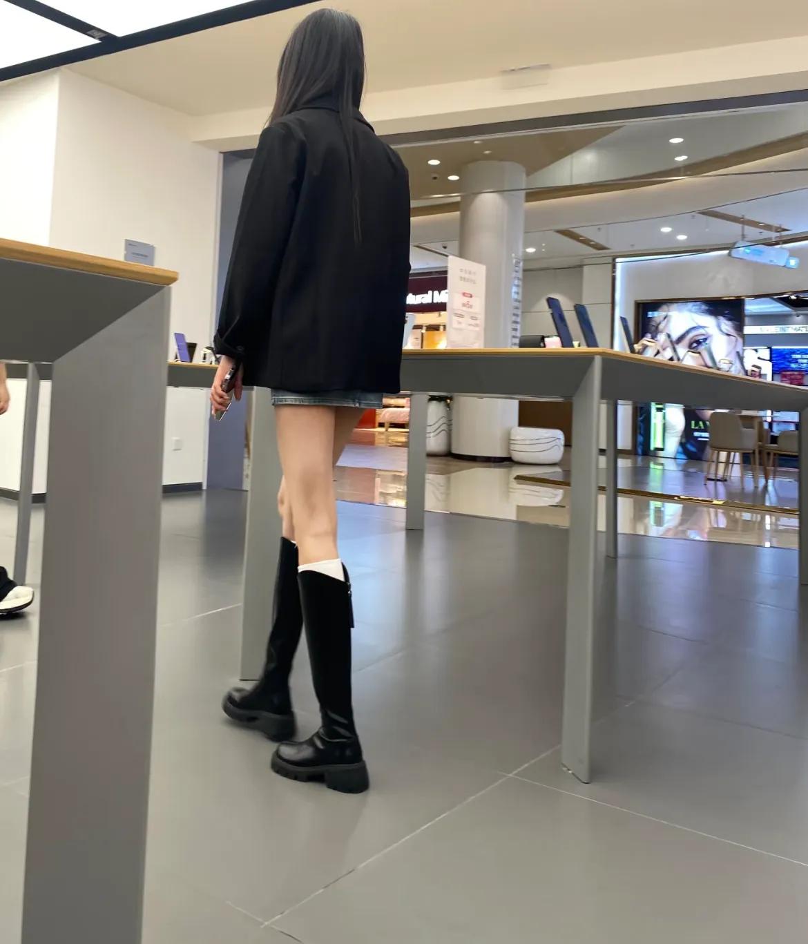我劝大学生还是少穿靴子..……

就在今日，我漫步至华为体验店的门前，偶遇一位身