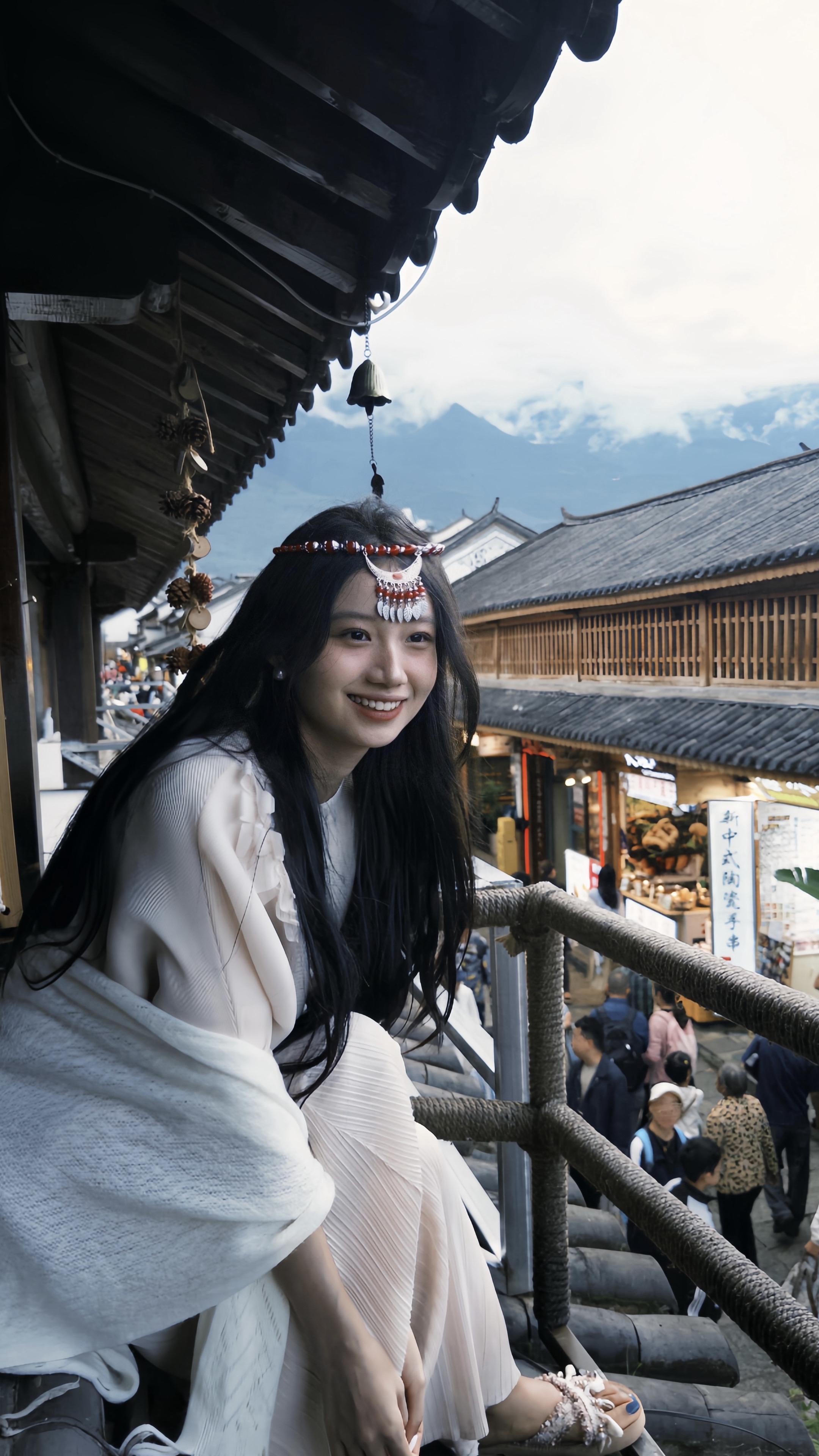 有一天我漂亮生动 好友都在身边 我看远山 远山悲悯