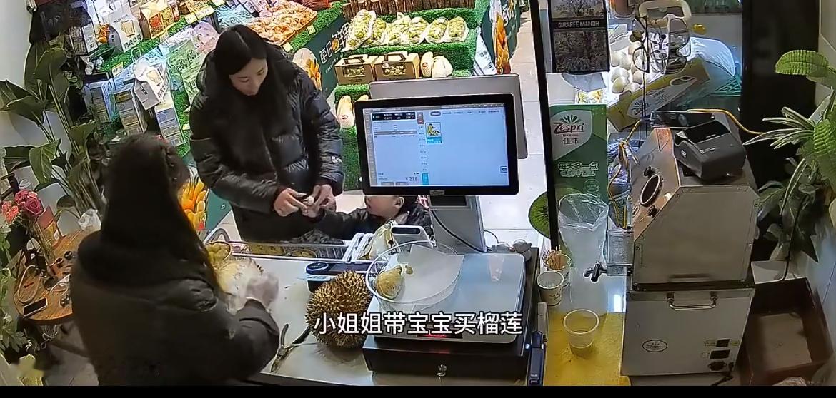 买水果发现异常提醒店员后不放心的亏有店员在，万一真的万一，女生怎么可能保护好自己