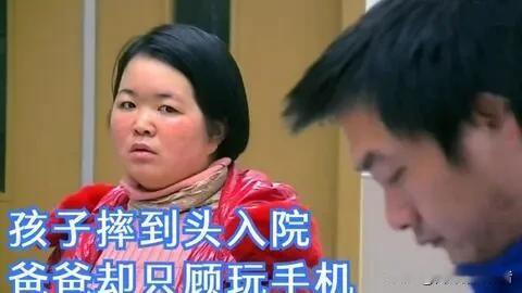 39万网友揪心！婴儿倒挂婴儿车近一分钟，爸爸全程低头看手机，育儿看护岂能如此敷衍