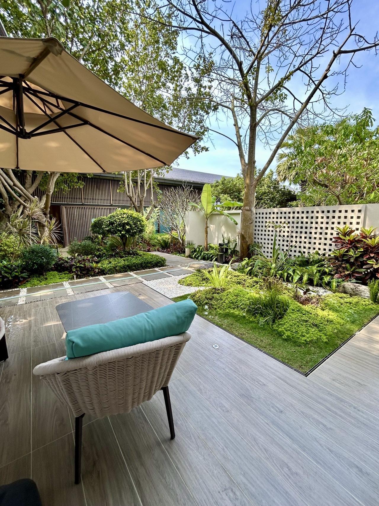 曾经一家人幸福生活在海南的家，家里有前后两个院子，都是打理好的，但因爸妈不想折腾