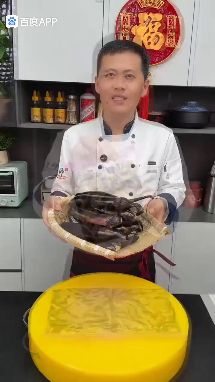 每年的这个季节，家里小儿的茄子大量上市，怎么吃也吃不完，我都会选择给它放入冰箱里