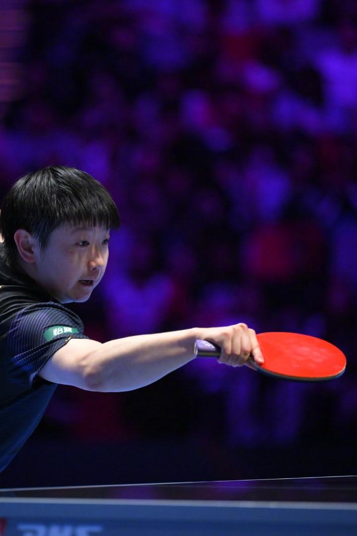 世乒赛女单决赛
第一局，王曼昱5-2、9-7领先，孙颖莎11-9逆转获胜，局分1