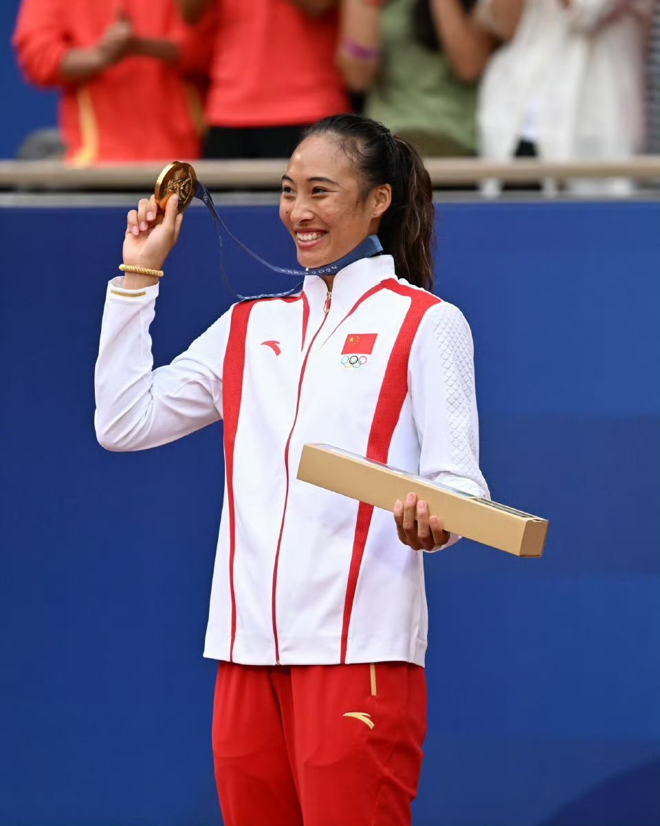 #郑钦文 对赢下比赛有强烈的饥渴感#郑钦文真的是女王大人，这波赢得太漂亮了，气场