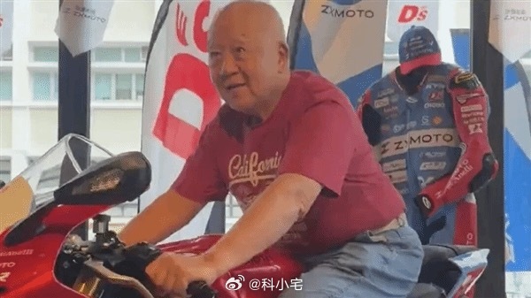 张雪冠军车型香港首秀！引爆车圈：82岁摩友激情下单 