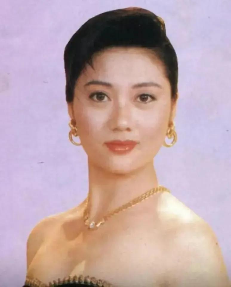 1998年的年底，30岁的知名美女主持人陈旭然，衣衫不整的倒在血泊之中。

19