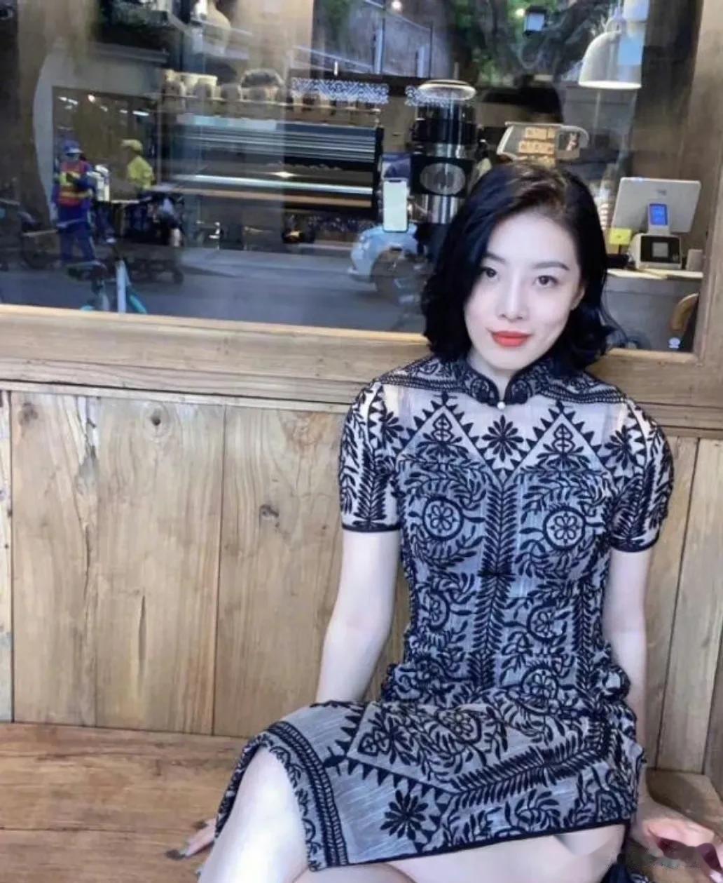 董思槿：从昨天的先进事迹到今天停职调查。

网友评论：董思槿小姐姐被停职了，以后