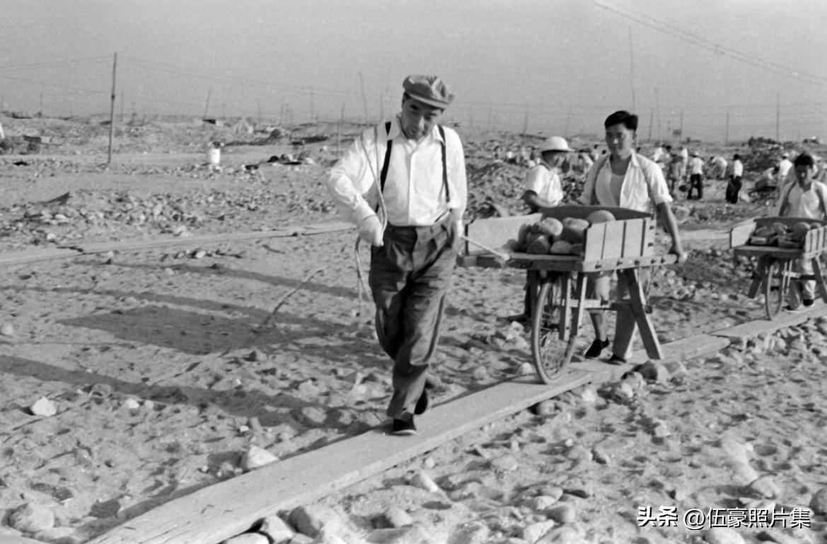 1958年5月，周恩来总理在十三陵水库工地劳作的场景，一干就是一个星期，每天坚持