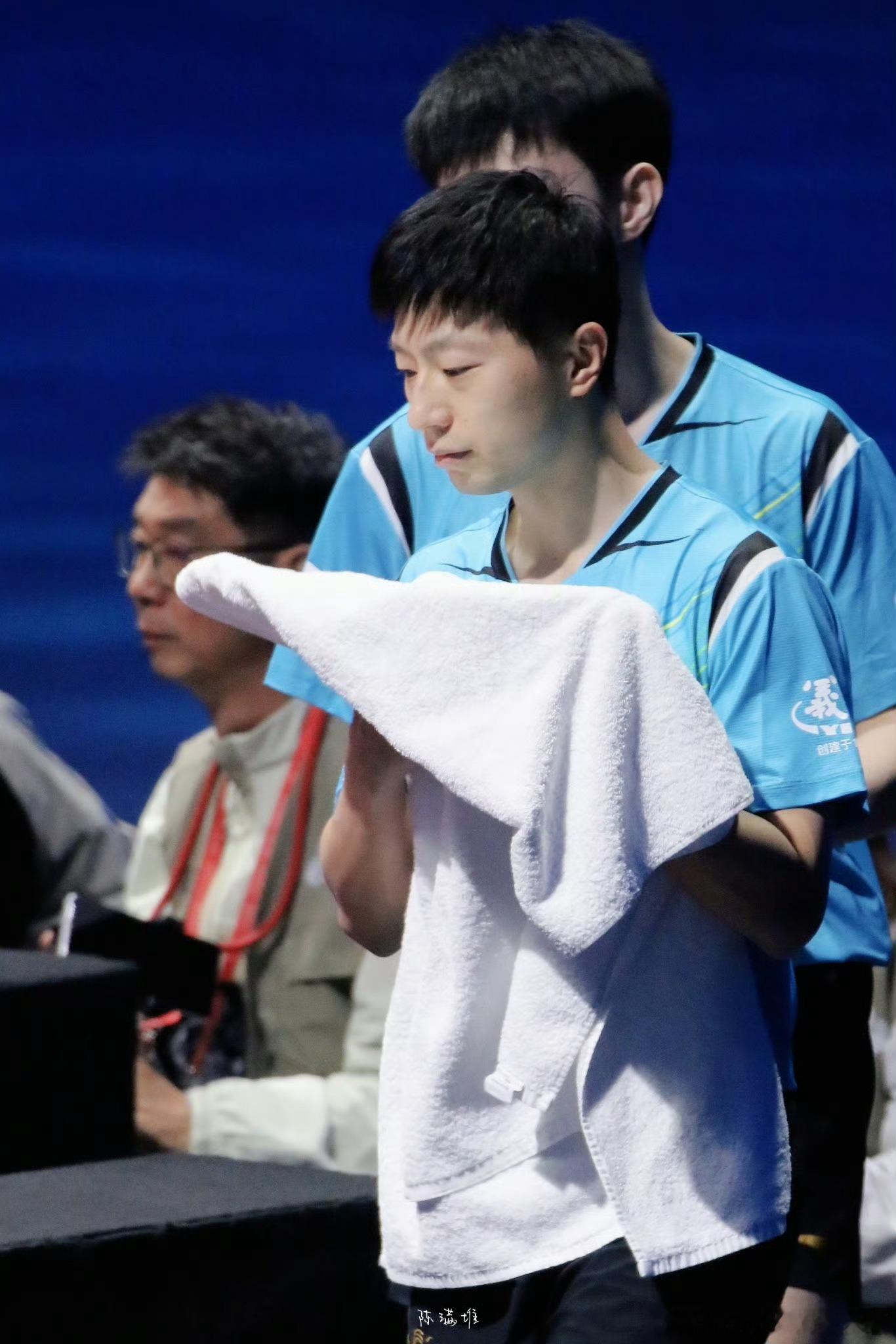 马龙如皎皎明月，而我是一棵望舒草