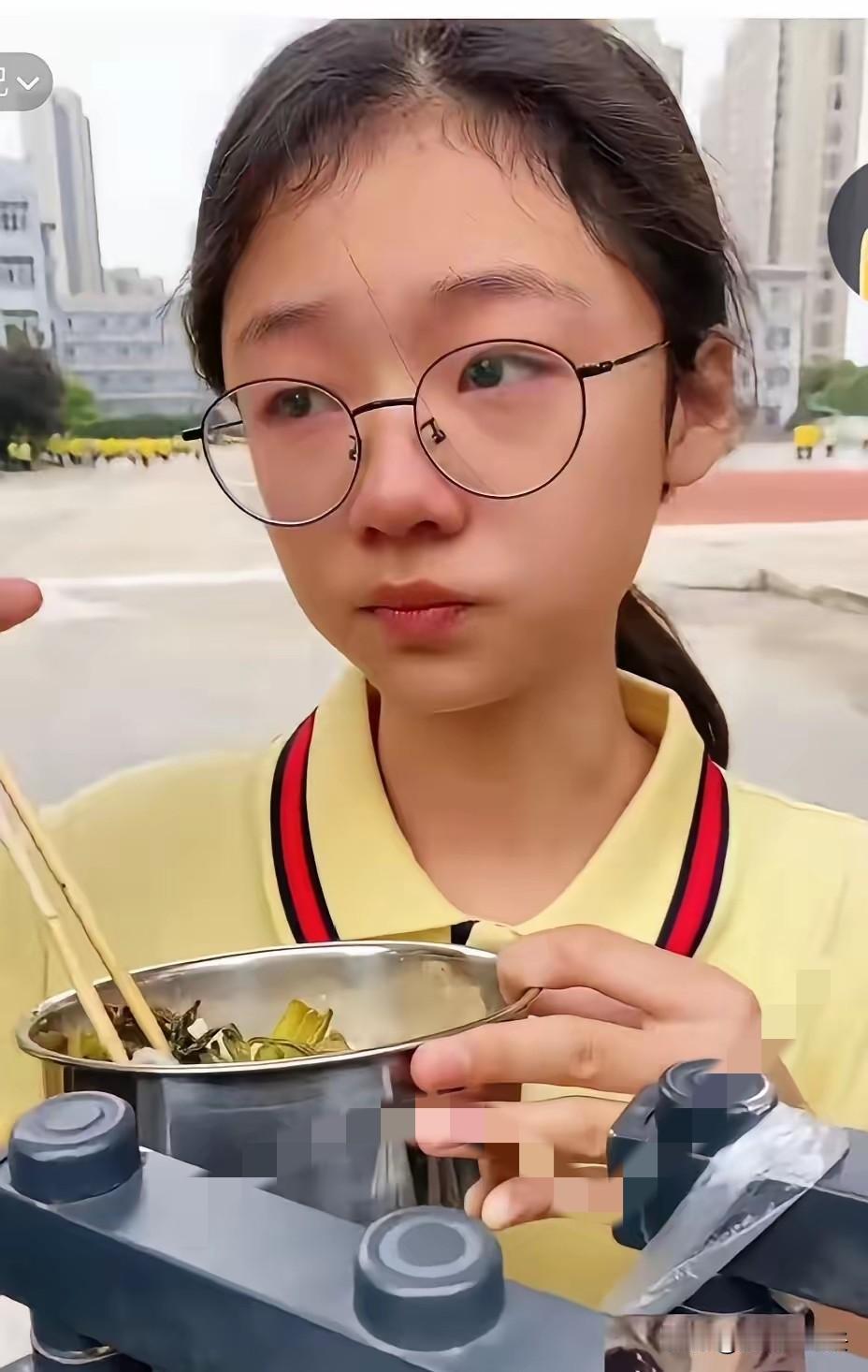 小女孩5岁时父亲因病去世，母亲改嫁，是姑姑一手带大的，如今13岁，身高已1.73