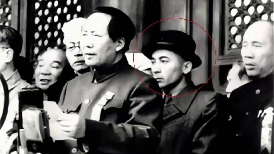不懂就问，在1949年开国大典上，伟人的身后，站着一个男同志，这个人是谁？
