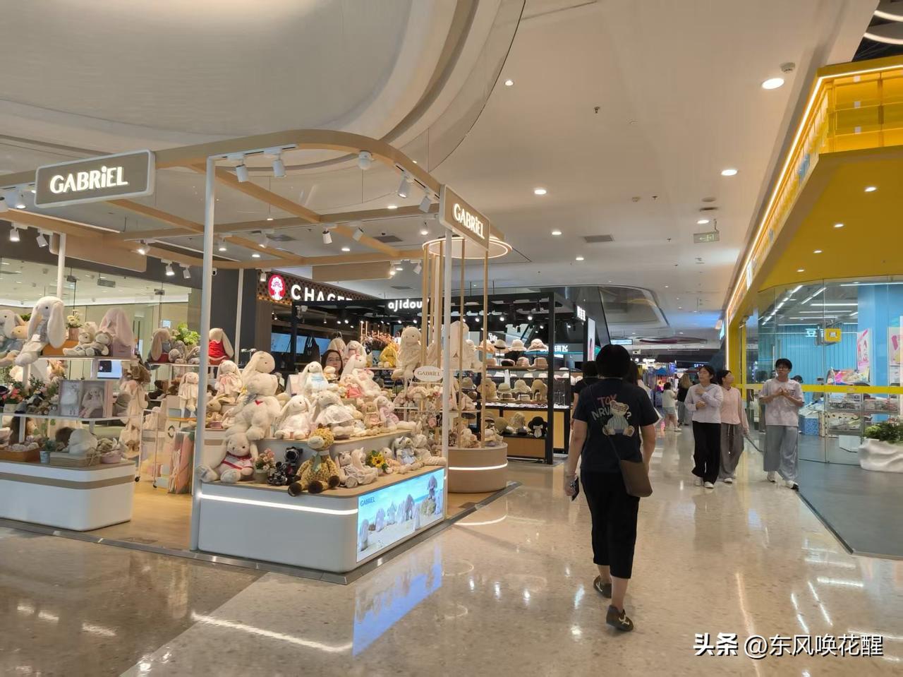 不知从什么时候，河东爱琴海商场改乐堤港了。很少来这边遛，前几年来过一次，就挺热闹