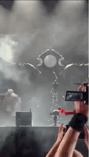 尚雯婕大热天来泡泡岛过冬吗今天福州30度，音乐节上更是火热。尚雯婕为了舞台表现力