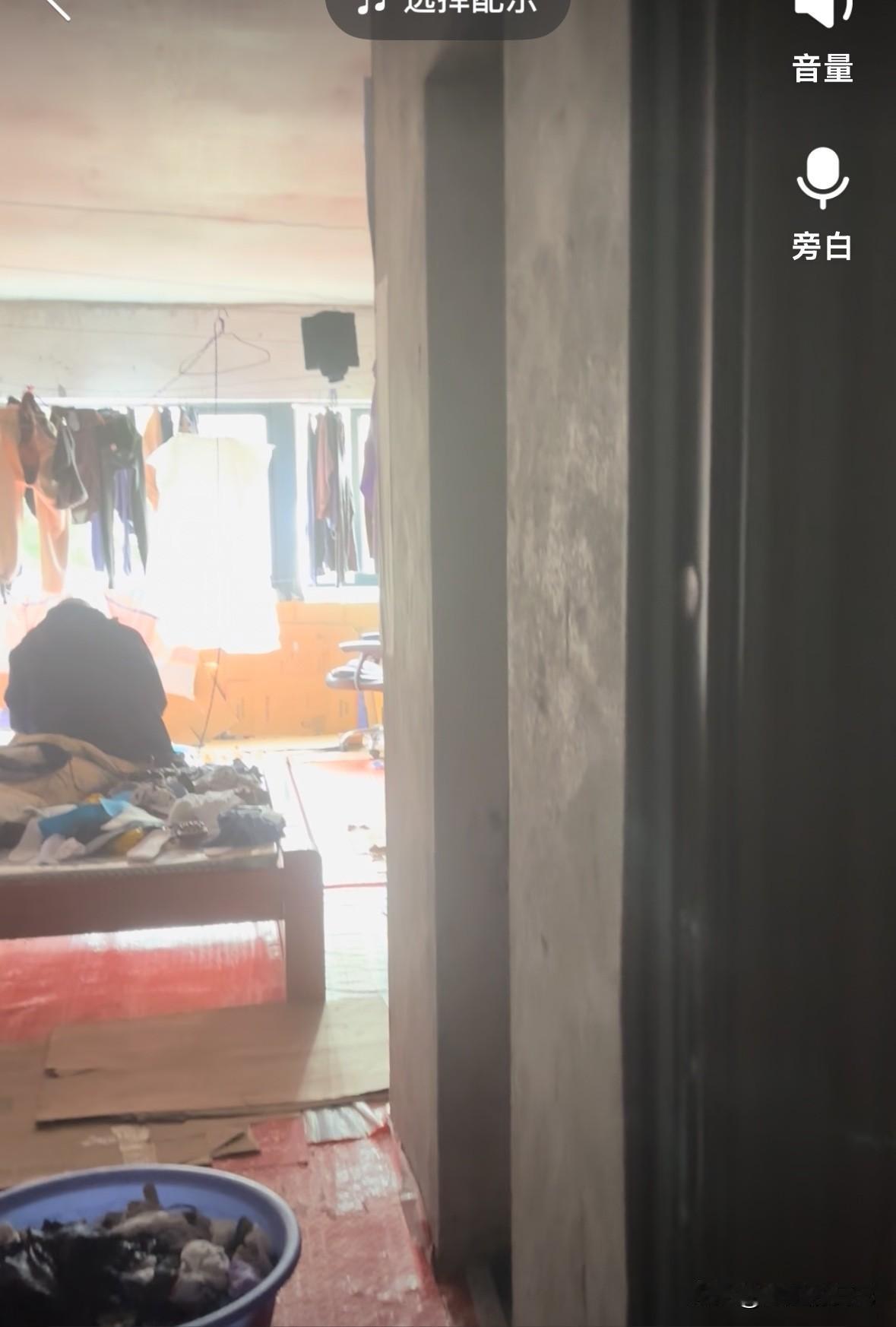 你能相信，这是一个人的家么？
门口那两盆子衣服已经泡了好多天，每天路过他家门口，