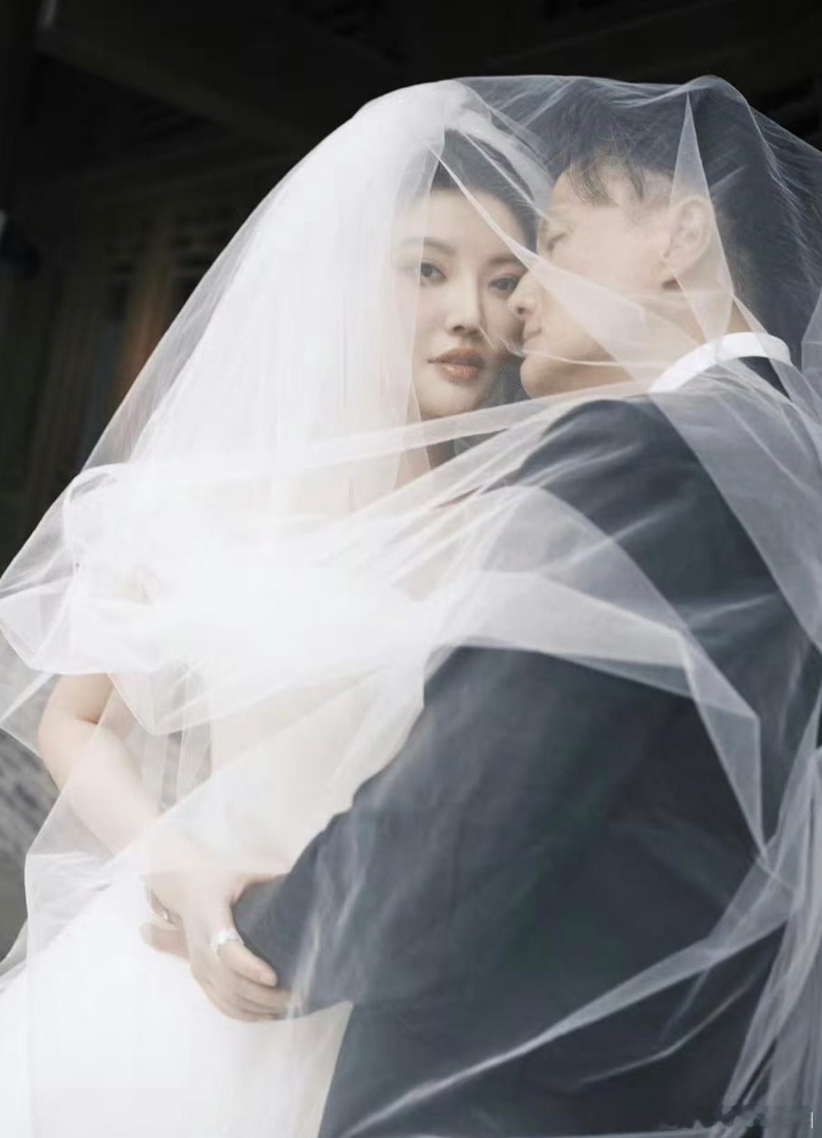 尹子维回应徐冬冬的偶像是黎明嗑到了！徐冬冬没嫁给黎明，但嫁给了把她宠成小公主的尹