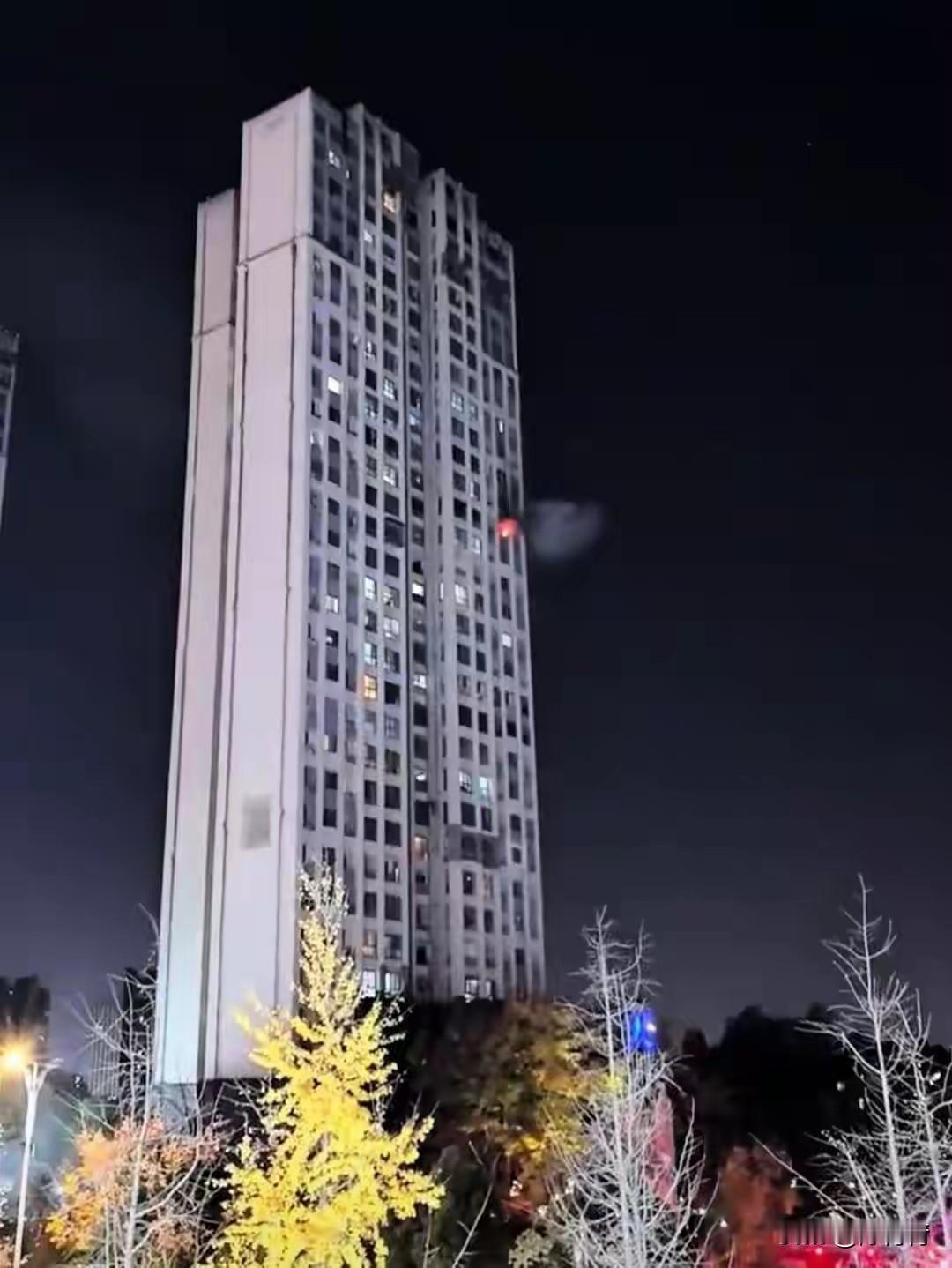 两口子吵架，老婆一把火给家烧了，两口子都被公安带走了！邻居跟着遭殃，这女人谁还敢