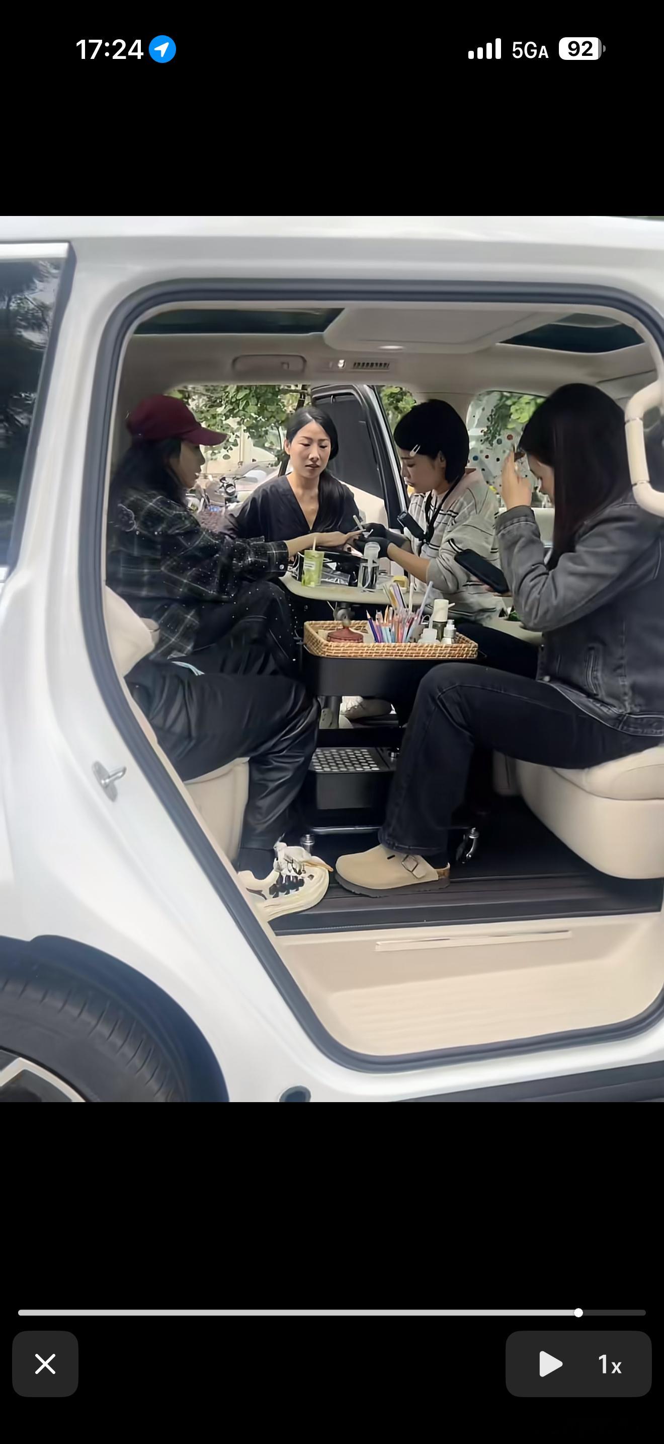 这谁想出来的[哈哈]用小米澎程当做移动美甲工作室，省了房租，省了车费，上门美甲，
