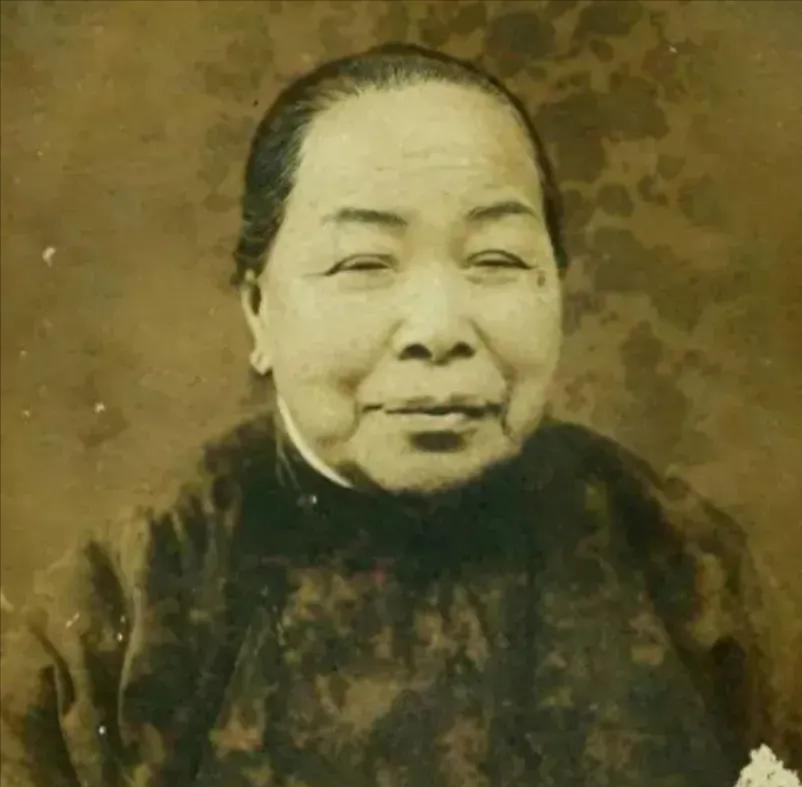 1965年，一架从香港转飞台北的飞机降落时，蒋介石带着宋美龄亲自跑到机场迎接。从